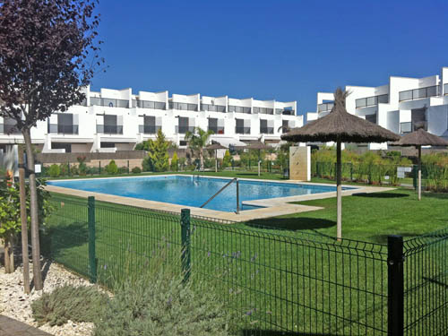 piscina y jardines